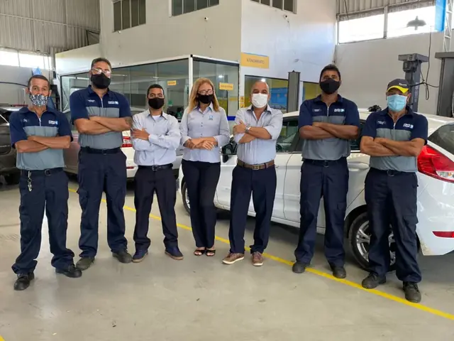 Equipe da Auto Center 2000 reunida na oficina