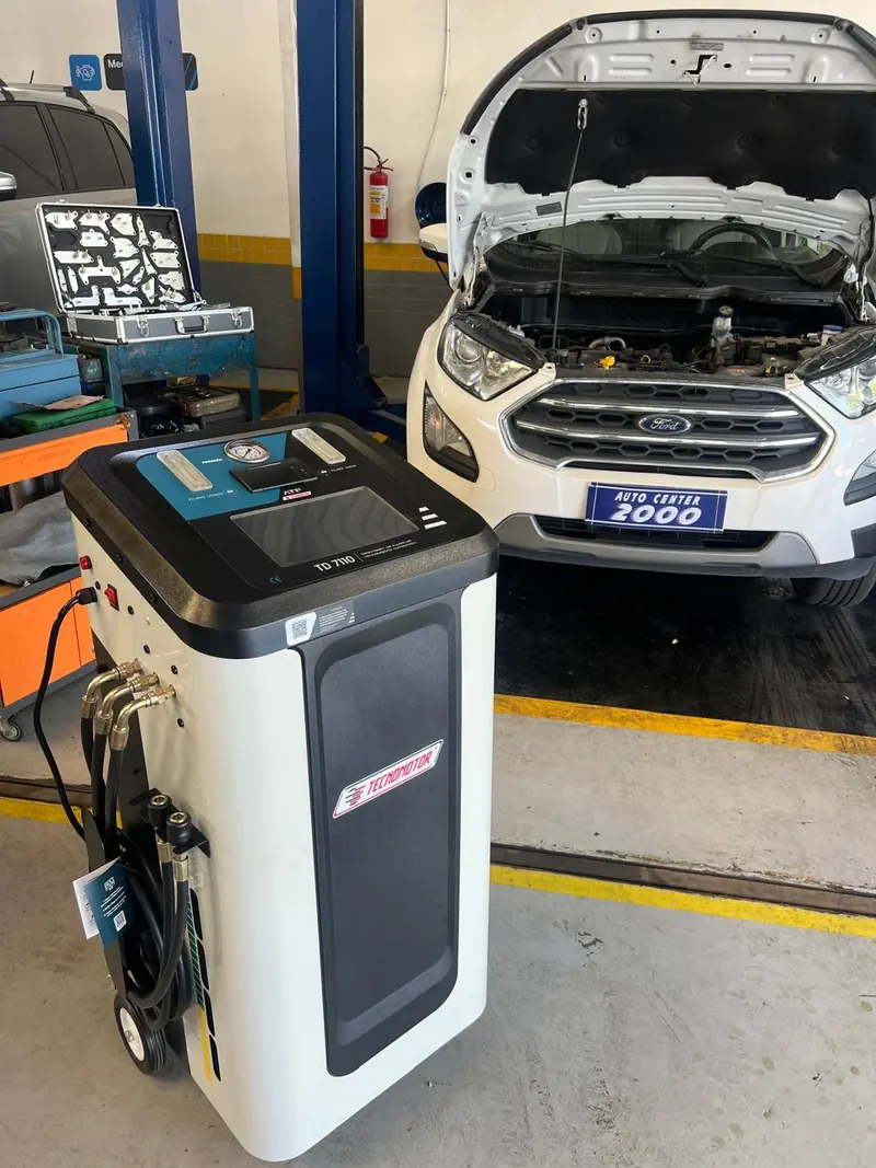 Máquina Tecnomotor de troca de fluido do câmbio automático ao lado de um carro na Auto Center 2000