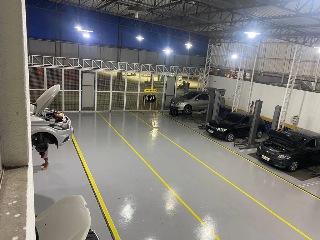 Oficina da Auto Center 2000 em Olinda, ampla e organizada, com carros nos elevadores